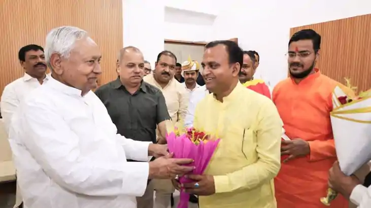 नीतीश की 'माफी' या बीजेपी को चुनौती? मोदी के पोस्टर पर कालिख