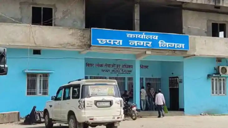 Bihar news  - शहर हुआ पानी-पानी तो निगम कमिश्नर ने काट दिया 