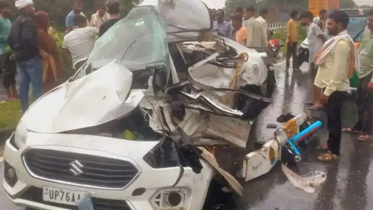 Road accident - जीटी रोड पर अनियंत्रित हो दूसरे लेन में चली Road accident - जीटी रोड पर अनियंत्रित हो दूसरे लेन में चली