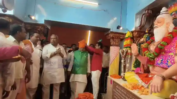 Bihar Minister Shravan Kumar Offers Prayers Targets Oppositi