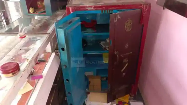 Saran Jewellery Shop Burgled Thieves Loot 10 Lakh Valuables