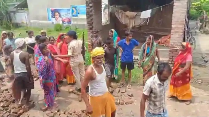 महादलित बस्ती का रास्ता रोकने पर बवाल : पुलिस के सामने ही भि