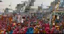 नगर पंचायत में व्याप्त भ्रष्टाचार के विरुद्ध कार्यालय के सामने लोगों का धरना प्रदर्शन