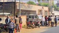 शराब माफियाओं का दुस्साहस - छापेमारी करने गई पुलिस टीम पर हमला, 3 आरोपियों को छुड़ा ले गए तस्कर; 4 पुलिसकर्मी घायल