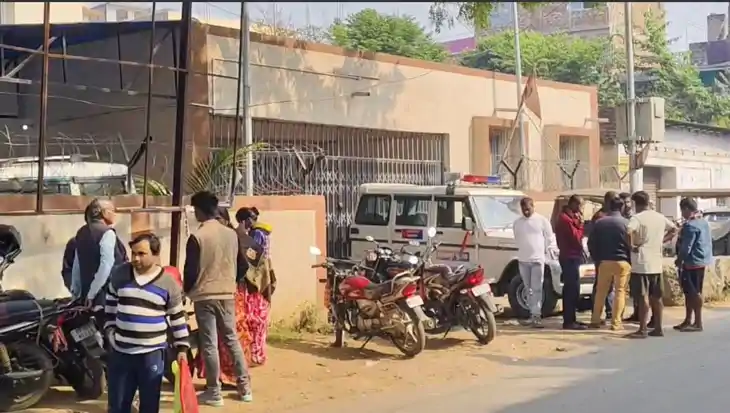 शराब माफियाओं का दुस्साहस - छापेमारी करने गई पुलिस टीम पर हम