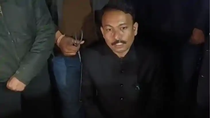 इस्तीफा देने वाले सिटी मजिस्ट्रेट अलंकार अग्निहोत्री पहुंचे 