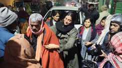 Bihar News : नए साल पर अभिनेत्री संचिता बसु की अनूठी पहल, सड़क किनारे सो रहे गरीबों को बाँटे कंबल, खाने के लिए दिया भोजन