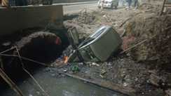 नाले में गिरी कार 