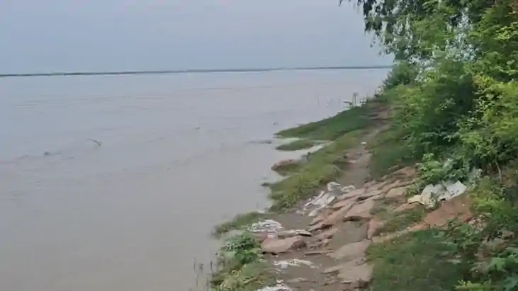 Bihar News : बगहा में गंडक नदी में स्नान के दौरान डूबा युवक,