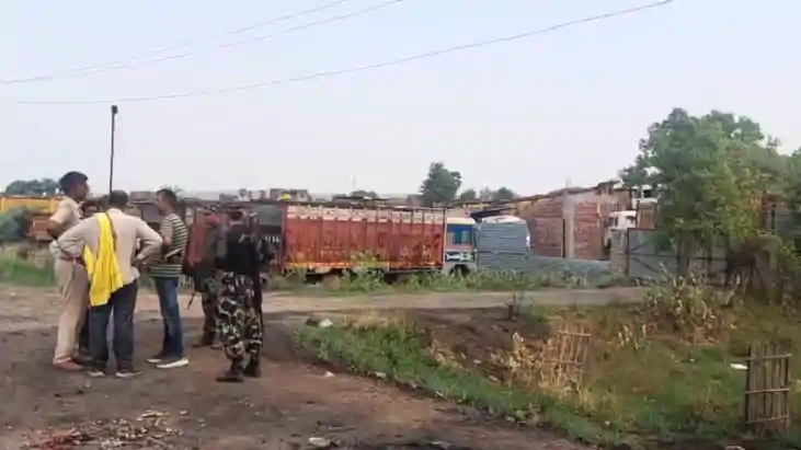 Bihar News : सड़क निर्माण कंपनी के बेस कैंप पर खड़ी ट्रकों से Bihar News : सड़क निर्माण कंपनी के बेस कैंप पर खड़ी ट्रकों से