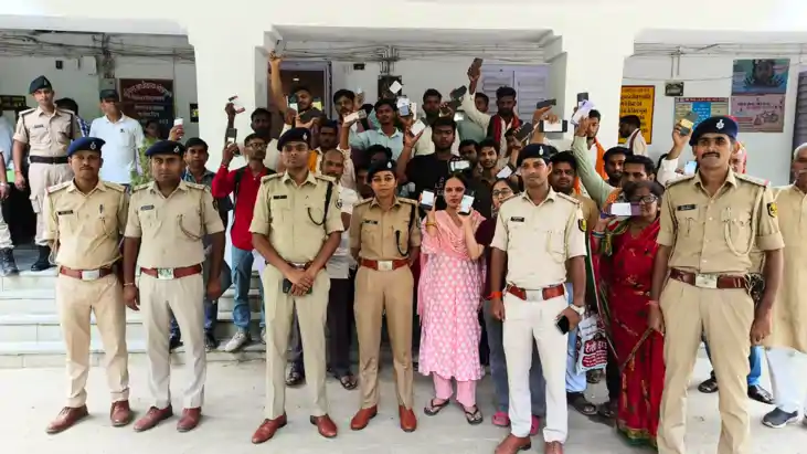 Bihar News : भोजपुर में ऑपरेशन मुस्कान से 90 लोगों के चेहरे 