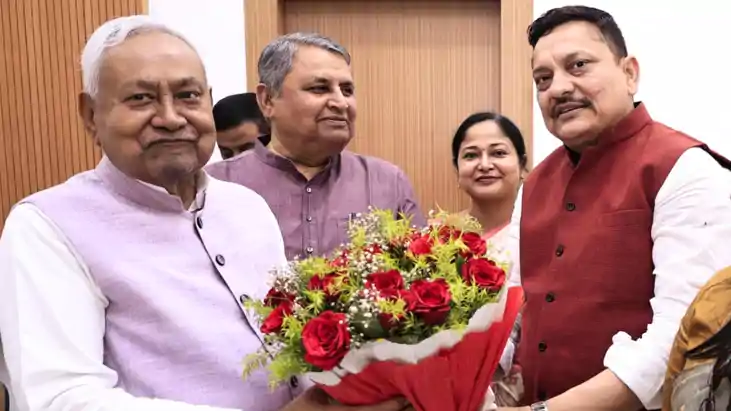 सीएम नीतीश को जन्मदिन पर बधाई देने पहुंचे दिग्गज, सांसद संजय