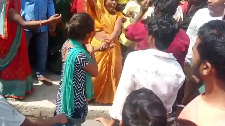 Vaishali A man was eloping with his girlfriend but was bruta