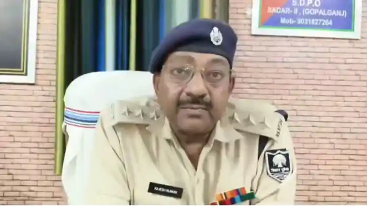 गोपालगंज में सनसनी: मंदिर में फंदे से लटका मिला युवक का शव, 