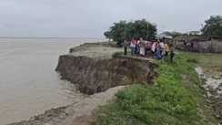 Bihar News : गंगा का बढ़ता कहर, कटाव से धंसी जमीन, कई घरों पर मंडराया खतरा 