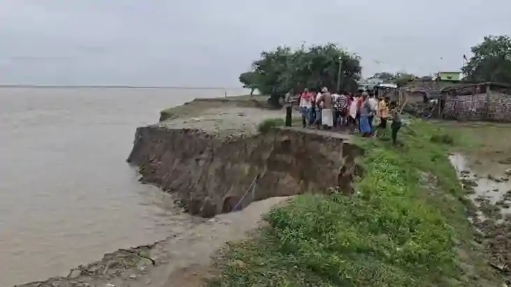 Bihar News : गंगा का बढ़ता कहर, कटाव से धंसी जमीन, कई घरों प Bihar News : गंगा का बढ़ता कहर, कटाव से धंसी जमीन, कई घरों प