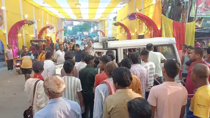 भीड़ ने युवक को पीटा 