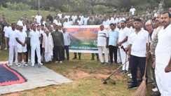 Bihar News : सीआरपीएफ 47 बटालियन ने सरयू सरोवर पर चलाया स्वच्छता अभियान, जवानों संग स्थानीय लोगों ने किया श्रमदान