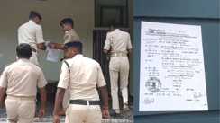 फायरिंग मामले में फरार दो आरोपियों के घर ढोल-नगाड़े के साथ पहुंची पुलिस, चस्पा कुर्की-जब्ती का इश्तेहार