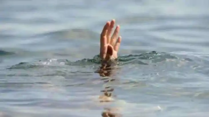Bihar Flood News : सारण में बाढ़ का कहर: पानी के तेज बहाव मे