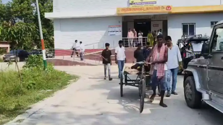 अस्पताल से एंबुलेंस न मिलने पर ठेले पर शव ले जाने को मजबूर ह
