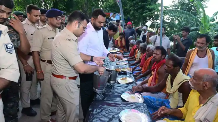 मोतीहारी में डीएम और एसपी ने बाढ़ पीड़ितों को परोसा खाना, अर