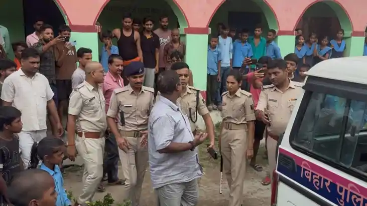 शिक्षक पर अशोभनीय व्यवहार का आरोप, ग्रामीणों के हंगामे के बा
