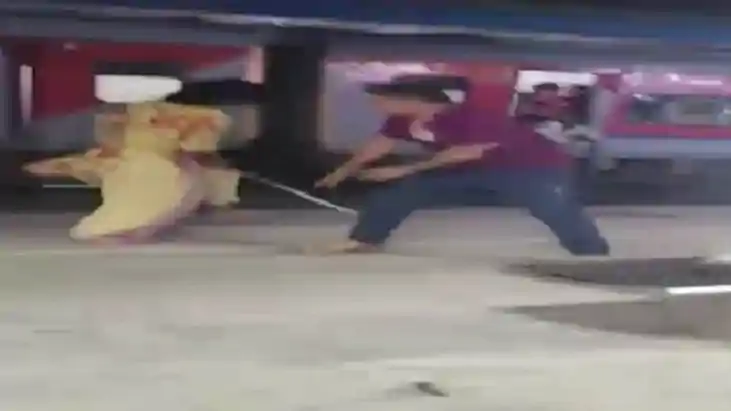 UP NEWS: देवरिया रेलवे स्टेशन पर किन्नरों का हंगामा, इंस्पेक
