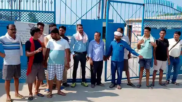 परमान न्यूट्रिशनल्स के गेट पर किसानों ने लगाया ताला, इस बात परमान न्यूट्रिशनल्स के गेट पर किसानों ने लगाया ताला, इस बात