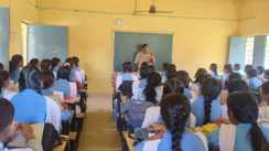 बगहा में खाकी का अनोखा अंदाज: 10+2 बालिका स्कूल पहुंचे SP राजेश कुमार, छात्राओं को पढ़ाया सफलता का पाठ