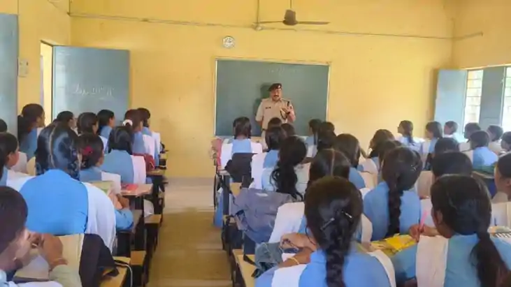 बगहा में खाकी का अनोखा अंदाज: 10+2 बालिका स्कूल पहुंचे SP रा