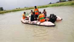 Bihar News : भोजपुर में डायवर्सन पार करने के दौरान नदी में बहे 3 युवक, एक का मिला शव, दूसरा लापता, तलाश में जुटी एसडीआरएफ की टीम  