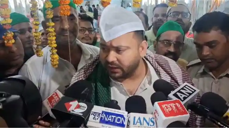 पटना हाई कोर्ट मजार पहुंचे तेजस्वी यादव, चादरपोशी कर राज्य की खुशहाली की दुआ मांगी
