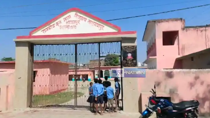 Bihar School News : भागलपुर में स्कूल मर्ज करने पर फूटा ग्रा