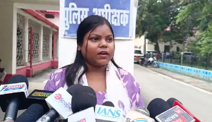 Bihar politics - बिहार के पूर्व मंत्री के सामने उनकी बेटी स Bihar politics - बिहार के पूर्व मंत्री के सामने उनकी बेटी स