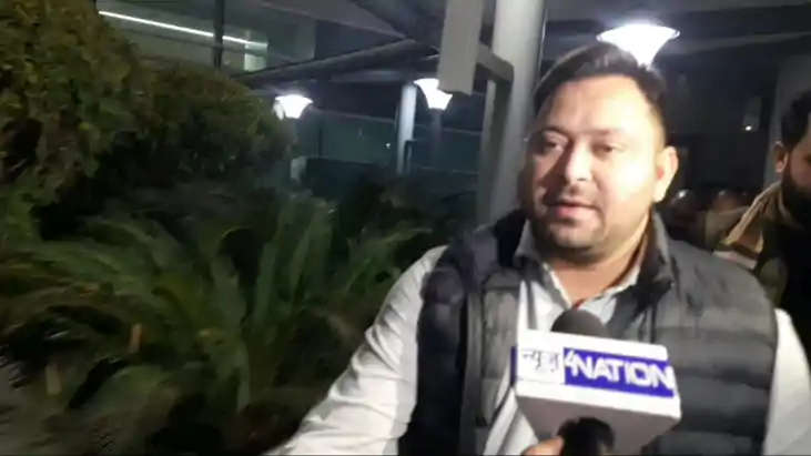 बिहार हार के बाद दिल्ली पहुंचे तेजस्वी यादव: मीडिया के सवालो