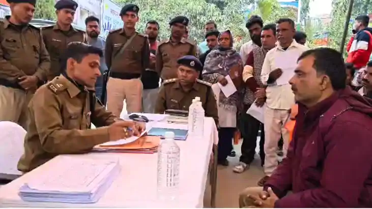 Bihar News : गोपालगंज एसपी विनय तिवारी ने सुनी लोगों की फरिय