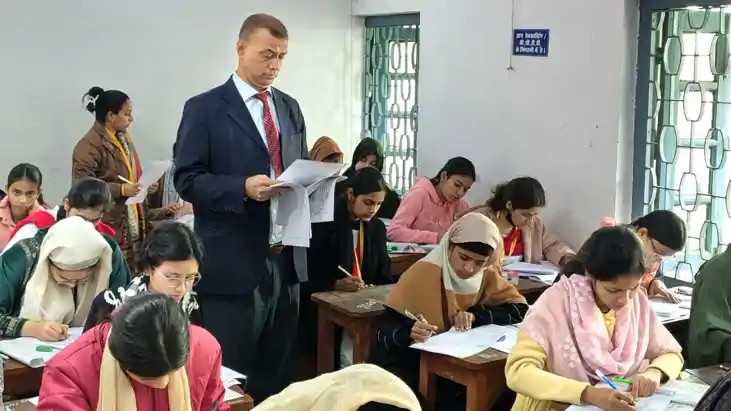 Bihar Inter Exam : कड़ी सुरक्षा व्यवस्था के बीच शुरू हुई इंटर