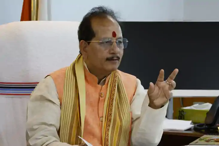 हड़ताल पर अड़े राजस्व अधिकारी, एक्शन में सरकार! जब्त होंगे वाह