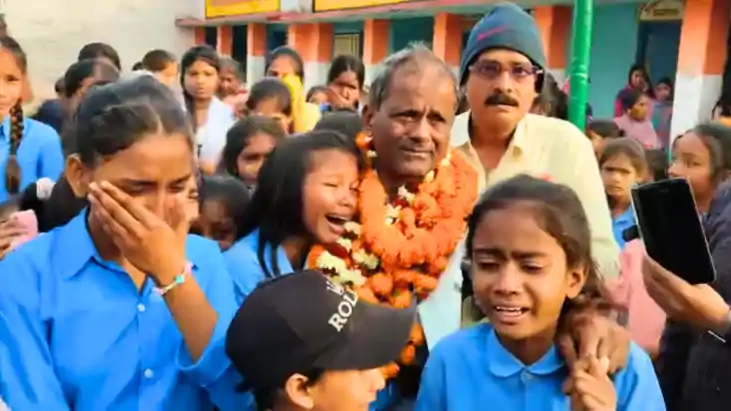 Bihar News : ‘सर, हमें छोड़कर मत जाइए’, प्रिंसिपल के रिटायरम