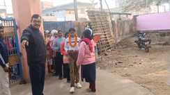 Bihar Inter Exam : बांका के इस परीक्षा केंद्र पर फूल-मालाओं से हुआ परीक्षार्थियों का स्वागत, डर भगाने के लिए प्रधानाध्यापक ने अपनाई गांधीगिरी