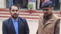 गुलदस्ता लेकर DM-SSP को ठगने पहुंचा 'फर्जी IAS', जिलाधिकारी ने बीच बातचीत में ही भिजवा दिया जेल