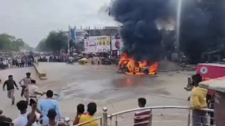 Bihar News : रोहतास में बीच सड़क पर चलती कार में लगी भीषण आग,