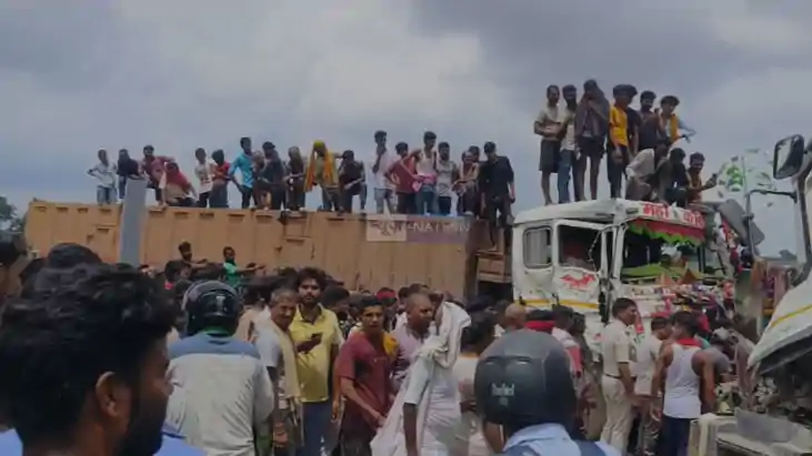 Bihar Road Accident: कटिहार में दो हाइवा के बीच आमने सामने क Bihar Road Accident: कटिहार में दो हाइवा के बीच आमने सामने क