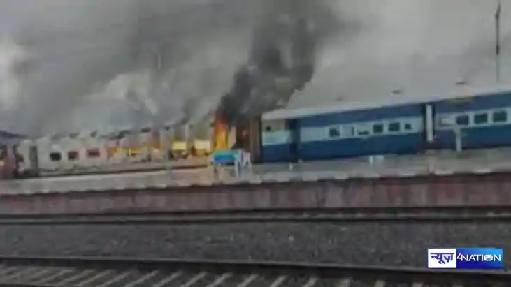 Fire breaks out in Kolkata Jammu Tawi Express Fire breaks out in Kolkata Jammu Tawi Express