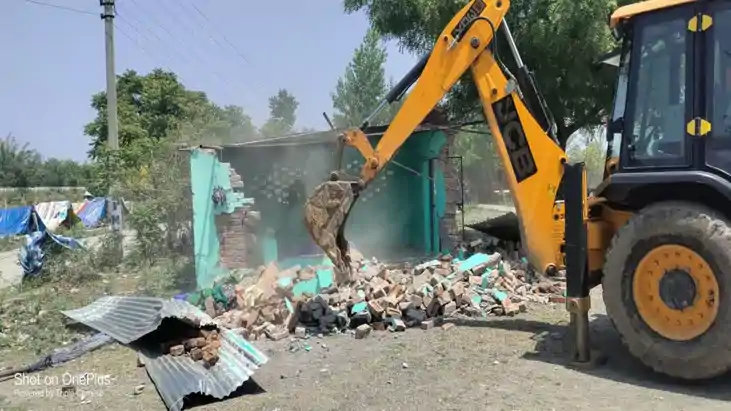 सीएम धामी के निर्देश पर गरजा बुलडोजर: विकासनगर में सरकारी जम