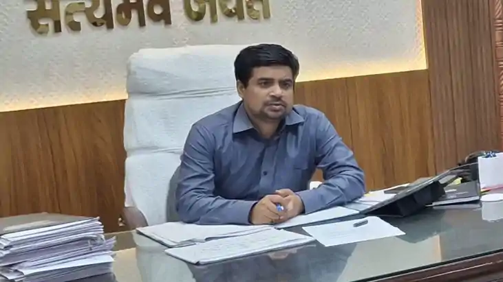 लापरवाही पर बिफरे DM सावन कुमार, निर्मली सीओ पर 1000 रुपये क