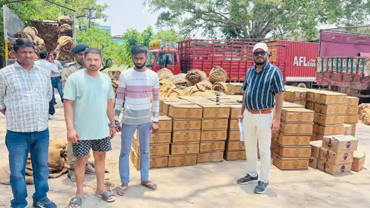 Bihar News : बक्सर में ट्रक पर लोड 20 लाख की विदेशी शराब उत्