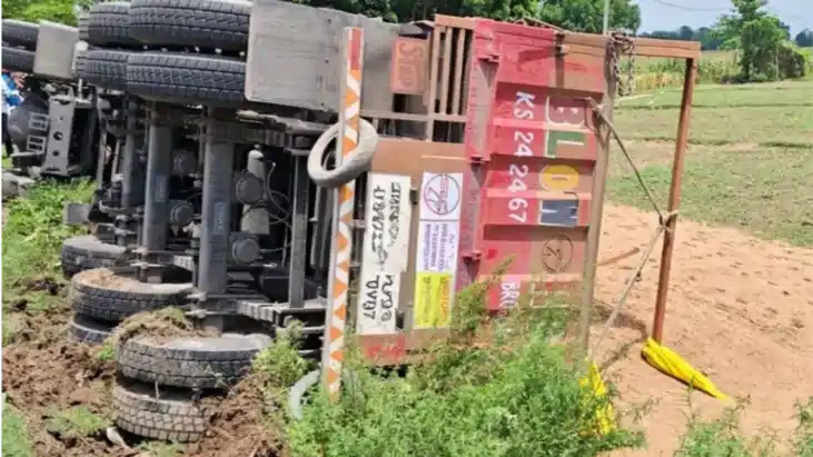 अनियंत्रित होकर पलटा बालू लदा 18 चक्का ट्रक, बाल-बाल बचे लोग