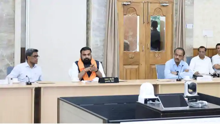 Bihar News : सीएम सम्राट चौधरी ने अधिकारियों के साथ की हाई ल